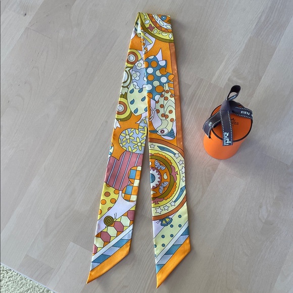 NWT Auth. Hermès Silk Twilly “Les Murmures de la Foret” - Picture 5 of 9